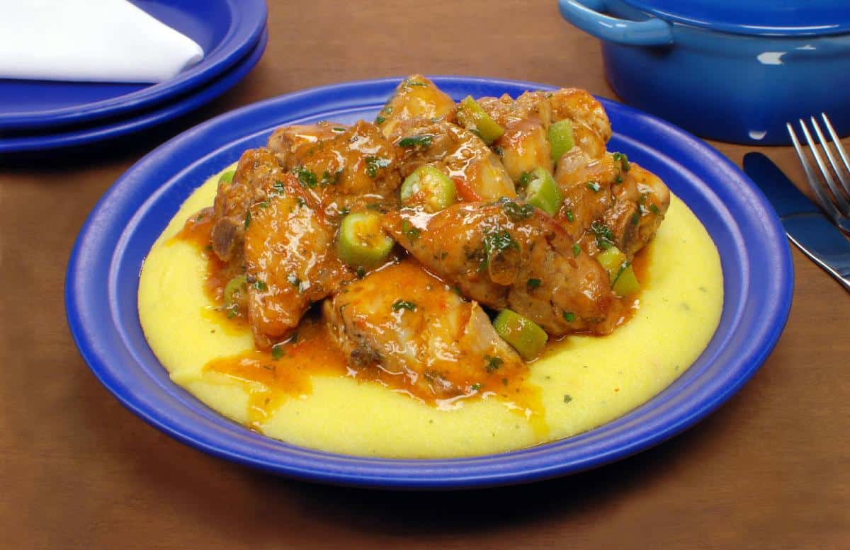 Receita Caipira :Frango com Quiabo e Polenta Cremosa: Sabor de Roça na Sua Mesa
